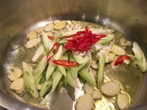 三星蒜苗炒豆皮-食譜-做法3