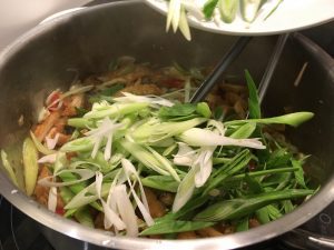 三星蒜苗炒豆皮-食譜-做法6